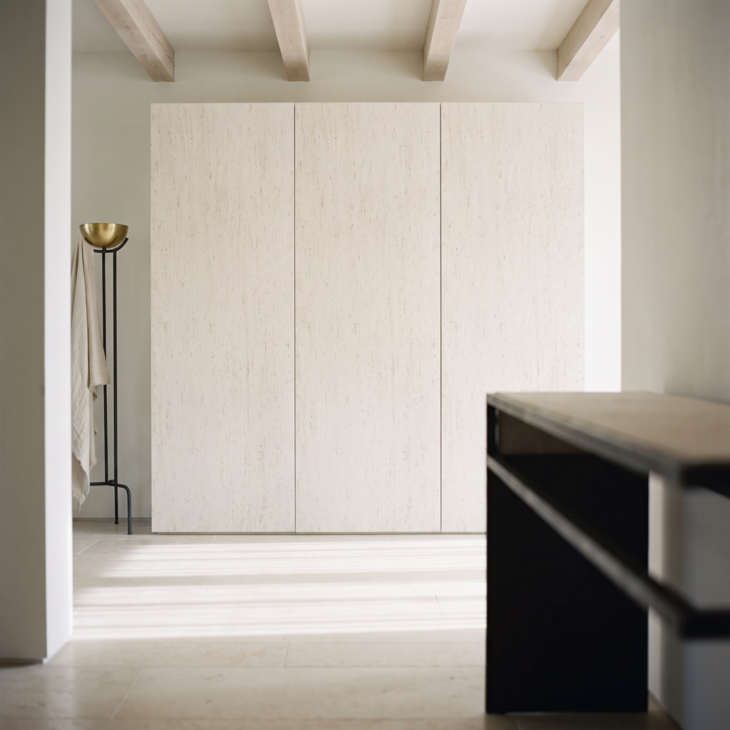 Roman Huge Travertine White Golden beżowy — przedpokój
