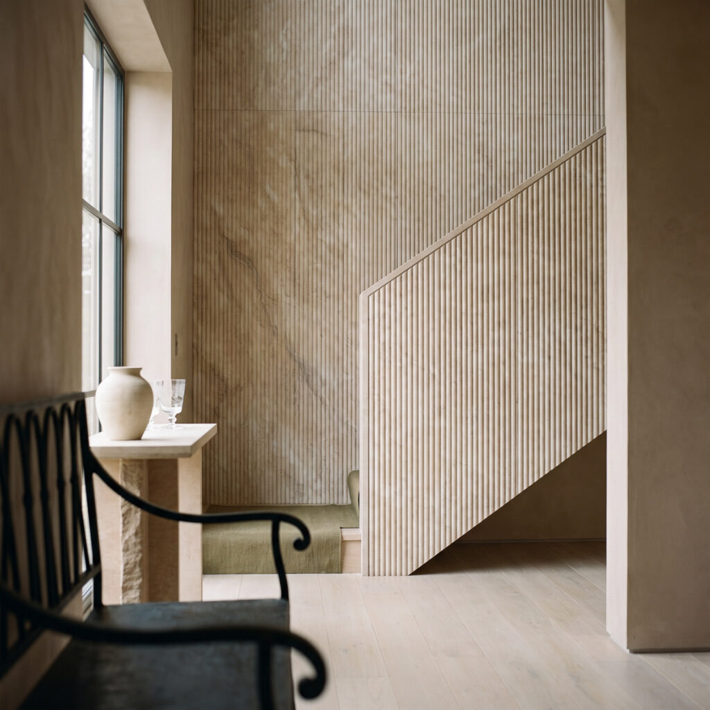 Dolomitic Marble Pillar Clay Bank beżowobrązowy — przedpokój