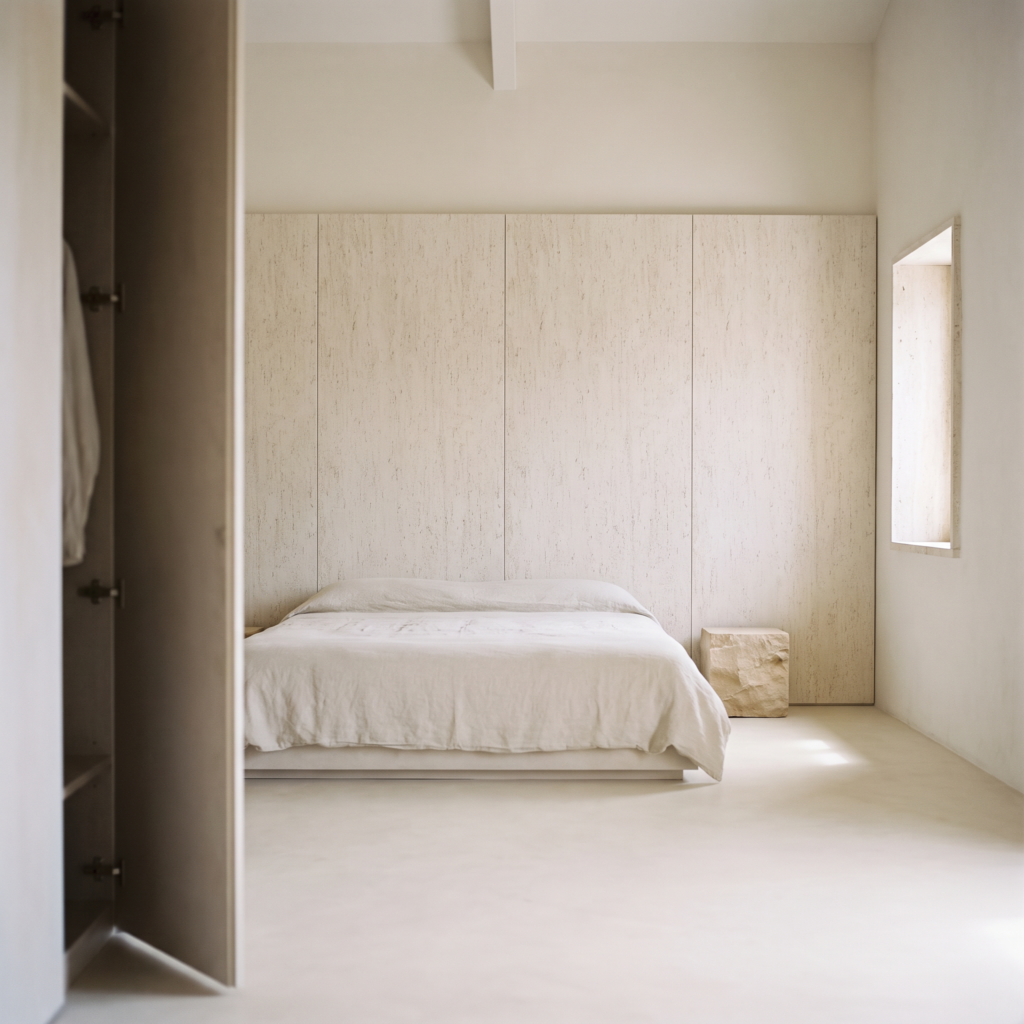 Roman Huge Travertine White Golden beżowy — sypialnia